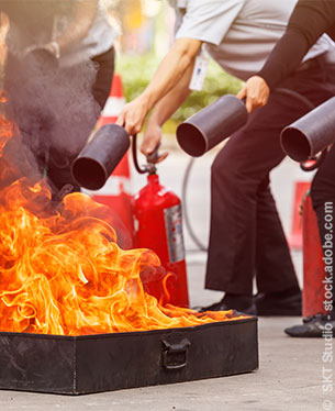 Teilnehmer des Schulungsprogramms für Brandschutz-Feuerlöscher