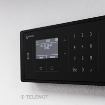 Telenot Einbruchmeldeanlage hängend an der Wand