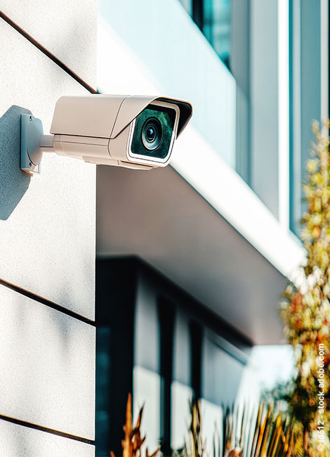 Überwachungskamera an Gebäudefassade