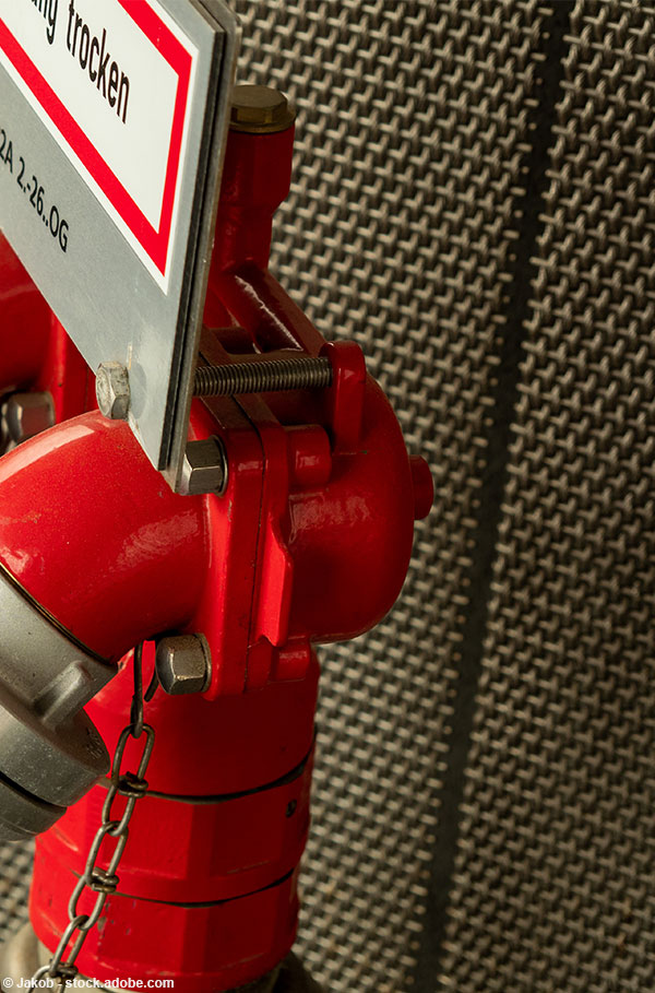 Feuerhydrant am Gebäude