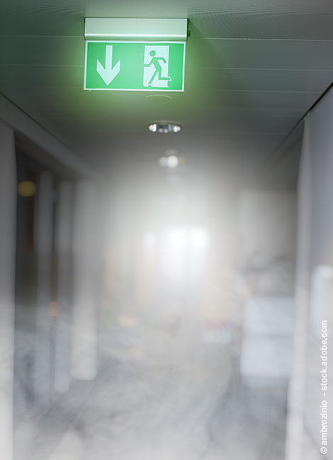 Rauch in Büroflur mit Notausgangschild