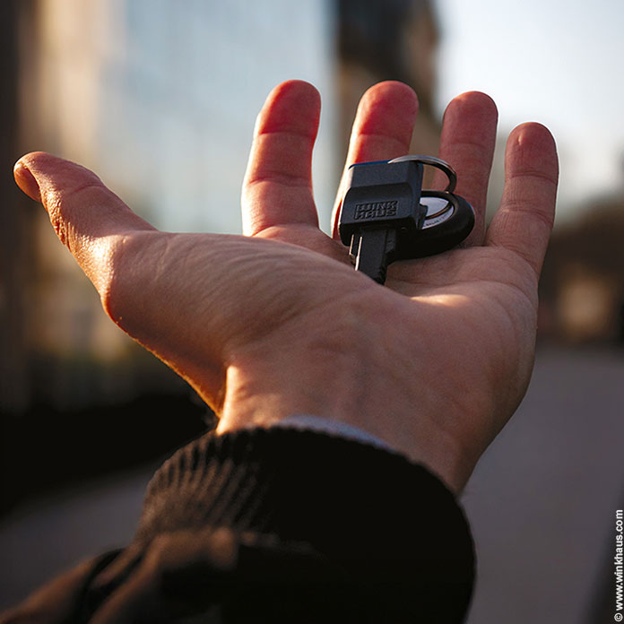 Eine Hand hält einen Winkhaus-Schlüssel